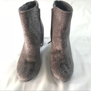 👢👢Silver brocade block heel booties, NWOT